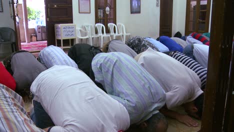 Los-Musulmanes-Rezan-Dentro-De-Una-Mezquita-En-Beirut,-Líbano-3