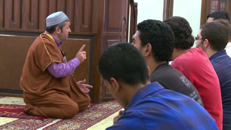 Ein-Imam-Unterrichtet-Schüler-In-Einer-Madrassa-schule-In-Beirut-Libanon-2