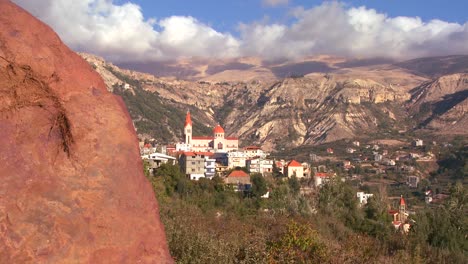 Christliche-Kirchen-Säumen-Die-Schönen-Hügel-Des-Libanon-1