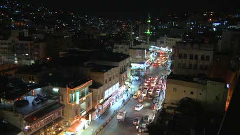 Eine-Hohe-Nachtansicht-über-Den-Verkehr-In-Der-Innenstadt-Von-Amman-Jordanien