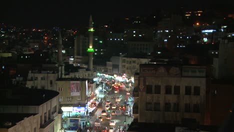 Ein-Hoher-Winkel-Nachtansicht-über-Den-Verkehr-In-Der-Innenstadt-Von-Amman-Jordanien-1
