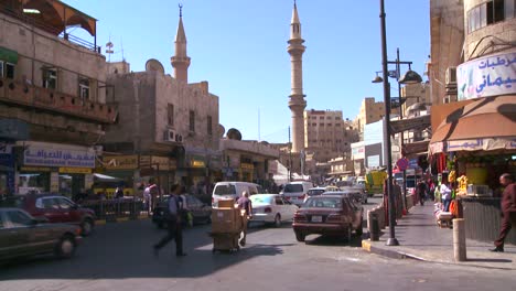 Straßenansicht-Des-Fußgänger--Und-Fahrzeugverkehrs-In-Amman-Jordanien