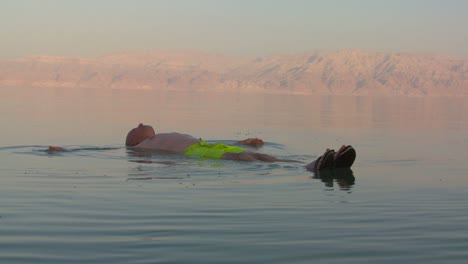 Ein-Mann-Schwimmt-Auf-Dem-Rücken-Im-Toten-Meer-Von-Jordanien-Oder-Israel