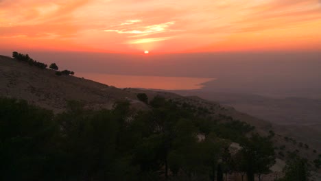 Ein-Wunderschöner-Sonnenuntergang-Hinter-Dem-Toten-Meer-In-Jordanien
