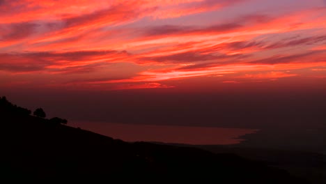 Ein-Wunderschöner-Zeitraffer-Sonnenuntergang-Hinter-Dem-Toten-Meer-In-Jordanien-Deutet-Auf-Das-Heilige-Land-Hin