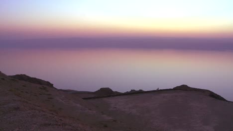 Ein-Lila-Goldenes-Glühen-Nach-Sonnenuntergang-Hinter-Dem-Toten-Meer-In-Jordanien