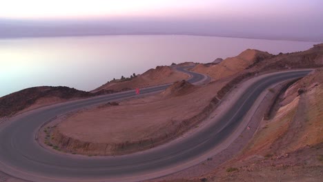 Eine-Kurvenreiche-Straße-In-Der-Nähe-Des-Toten-Meeres-In-Jordanien