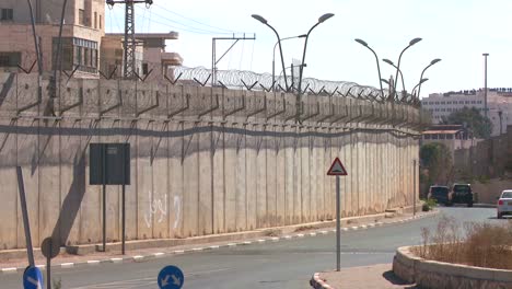 Autos-Fahren-Entlang-Der-Neuen-Westbank-Barriere-Zwischen-Israel-Und-Den-Palästinensischen-Territorien