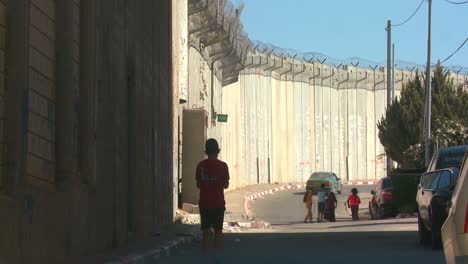Los-Niños-Caminan-Y-Juegan-A-Lo-Largo-De-La-Base-De-La-Nueva-Barrera-De-Cisjordania-Entre-Israel-Y-Los-Territorios-Palestinos.