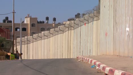 Eine-Straße-Windet-Sich-Entlang-Der-Basis-Der-Neuen-Westbank-Barriere-Zwischen-Israel-Und-Den-Palästinensischen-Gebieten