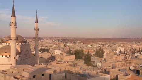 Pan-Para-Revelar-Una-Mezquita-Que-Se-Eleva-Sobre-La-Ciudad-árabe-De-Madaba-En-Jordania