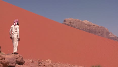 Un-Hombre-árabe-Camina-Hacia-Un-Mirador-En-El-Desierto-De-Arabia-Saudita-De-Wadi-Rum-Jordania