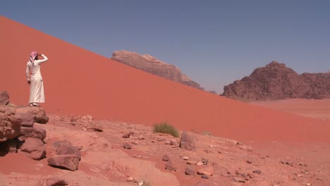 Un-Hombre-árabe-Mira-Hacia-El-Desierto-De-Arabia-Saudita-De-Wadi-Rum-Jordania