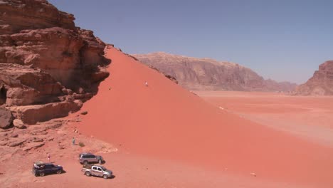 Camiones-Beduinos-Exploran-Las-Vastas-Arenas-Del-Desierto-De-Wadi-Rum-Jordania