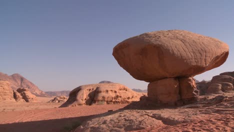 Una-Roca-Con-Forma-De-Hongo-Se-Encuentra-En-El-Desierto-De-Arabia,-Cerca-De-Wadi-Rum-Jordania