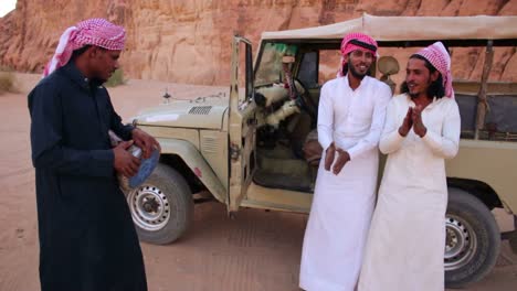Tres-Hombres-Beduinos-Cantan-Canciones-Cerca-De-Su-Jeep-En-El-Desierto-De-Arabia-Saudita-De-Wadi-Rum-Jordania