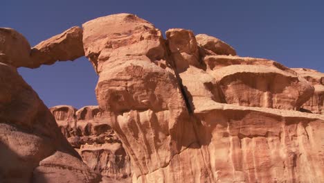 Schwenken-Sie-Hinüber-Zu-Einer-Erstaunlichen-Bogenformation-In-Der-Sadi-Wüste-Im-Wadi-Rum-Jordan-J