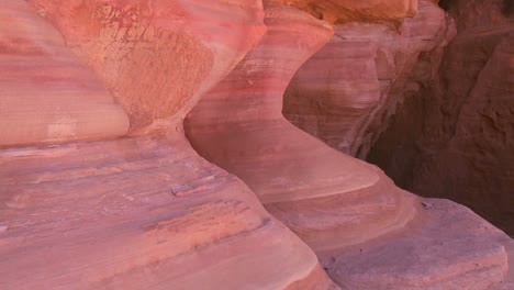 Los-Hermosos-Colores-De-Las-Formaciones-De-Arenisca-Cerca-De-Petra-Y-Wadi-Rum-En-Los-Desiertos-Saudíes-De-Jordania-1