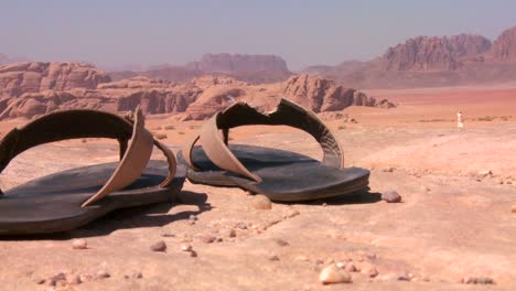 Ein-Paar-Gut-Getragene-Sandalen-Sitzt-In-Der-Saudischen-Wüste-Von-Wadi-Rum-Jordan