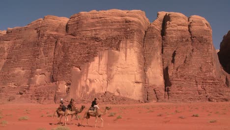 Kamele-Ziehen-Durch-Die-Weiten-Wüstenlandschaften-Des-Wadi-Rum-In-Den-Saudischen-Wüsten-Jordaniens-1