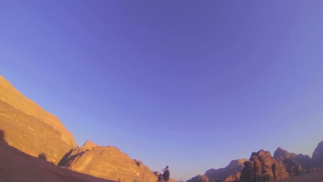 Ein-Kamelzug-Fährt-Direkt-über-Die-Kamera-In-Der-Saudischen-Wüste-Von-Wadi-Rum-Jordanien