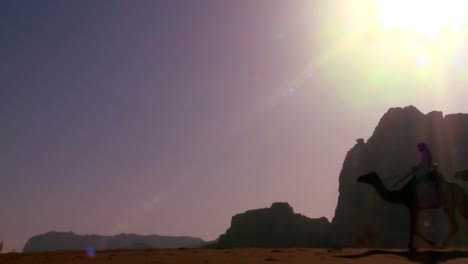 Ein-Kamelzug-Durchquert-Die-Saudische-Wüste-Im-Wadi-Rum-Jordan
