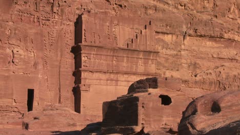 Tumbas-Gigantes-De-Arenisca-En-Las-Antiguas-Ruinas-Nabateas-De-Petra,-Jordania
