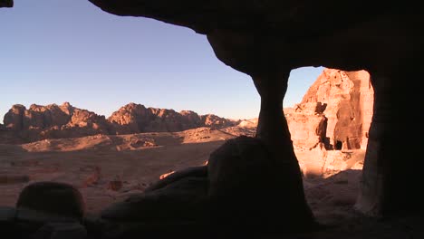 Ein-Blick-Aus-Einer-Höhle-Umrahmt-Die-Alten-Nabatäischen-Ruinen-Von-Petra-Jordanien