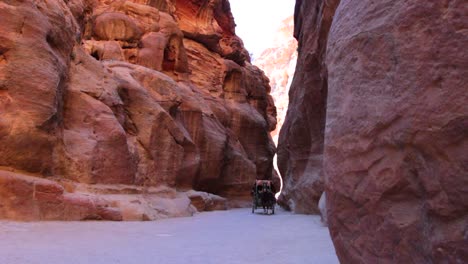 Ein-Pferdewagen-Fährt-Durch-Die-Engen-Schluchten,-Die-Nach-Petra-In-Jordanien-Führen