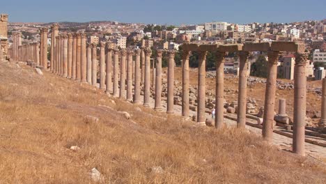 The-Roman-pillars-of-Jerash-with-the-modern-city-background-1