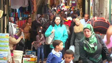 Menschen-Gehen-Im-Arabischen-Viertel-Der-Altstadt-Von-Jerusalem