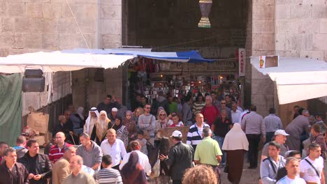 Multitudes-De-Personas-Caminan-Cerca-De-La-Puerta-De-Damasco-En-El-Barrio-árabe-De-La-Ciudad-Vieja-De-Jerusalén.