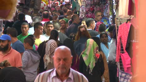 Multitudes-De-Personas-Caminan-En-El-Barrio-árabe-De-La-Ciudad-Vieja-De-Jerusalén.