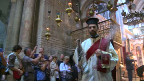 Griechisch-orthodoxe-Priester-Führen-Ein-Ritual-Im-Heiligen-Grab-In-Jerusalem-Israel-Durch