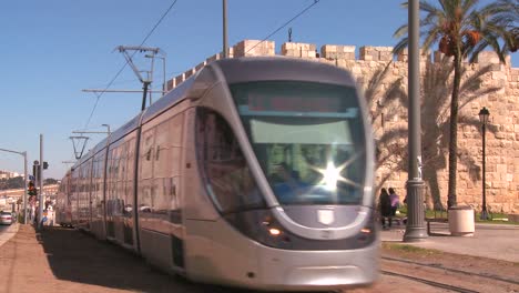 Un-Tranvía-Eléctrico-Se-Mueve-Cerca-De-Las-Murallas-De-La-Ciudad-Vieja-De-Jerusalén-ISRAEL