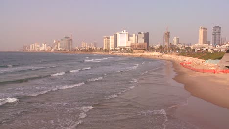 Tel-Aviv,-Israel-Con-Olas-Rompiendo-En-La-Orilla