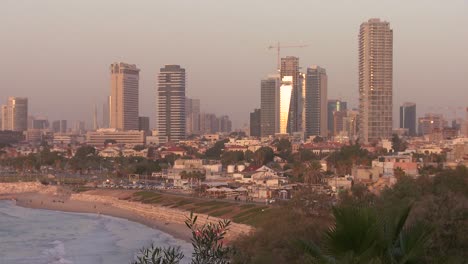 Moderne-Gebäude-Von-Tel-Aviv-Israel-Mit-Strand-In-Der-Nähe