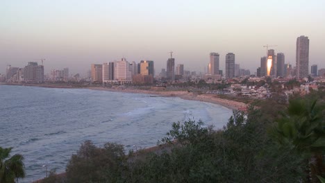 Moderne-Gebäude-Von-Tel-Aviv-Israel-Mit-Strand-Und-Meer-In-Der-Nähe-Ocean