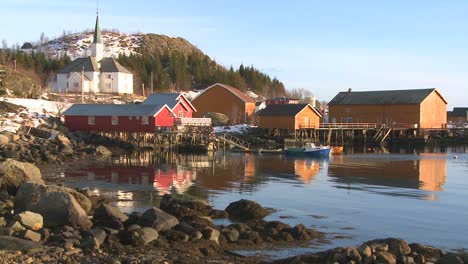 Un-Bonito-Pueblo-Pequeño-En-Las-Islas-árticas-De-Lofoten-Noruega