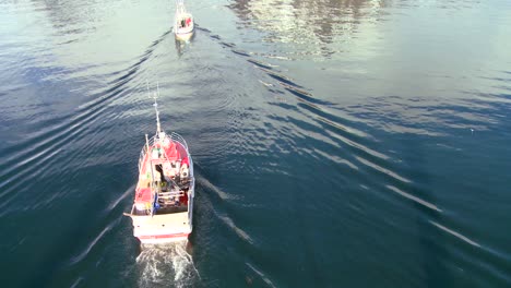 Kippen-Sie-Von-Einem-Fischerboot-Auf-Den-Arktischen-Lofoten-In-Norwegen-Aufs-Meer-Hinaus