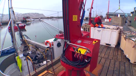 Reiseaufnahme-Von-Fischern,-Die-Trawler-Auf-Einem-Dock-In-Norwegen-Entladen