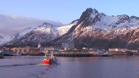 Un-Barco-De-Pesca-Llega-A-Svolvaer,-La-Capital-De-Las-Islas-Lofoten,-Noruega