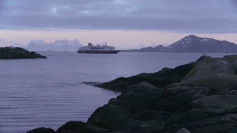 El-Crucero-Hurtigruten-Navega-Por-Los-Fiordos-De-Noruega