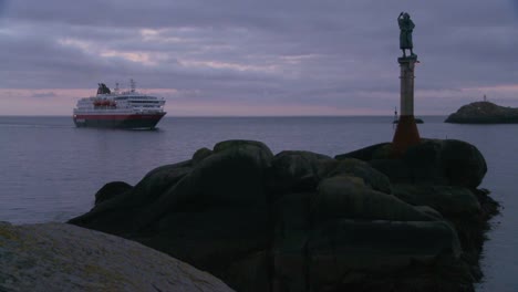 El-Crucero-Hurtigruten-Navega-Por-Los-Fiordos-De-Noruega-1