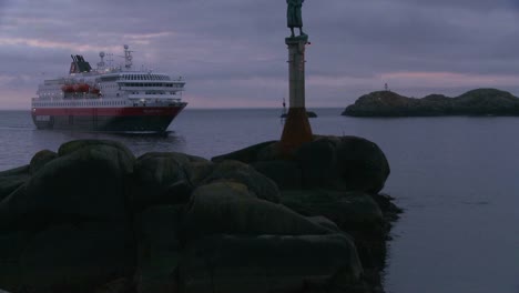 El-Crucero-Hurtigruten-Navega-Por-Los-Fiordos-De-Noruega-2