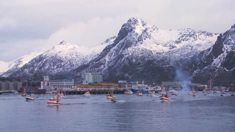 Una-Gran-Flota-De-Barcos-De-Pesca-Comercial-Navega-Hacia-El-Mar-De-Noruega-En-Las-Islas-Lofoten