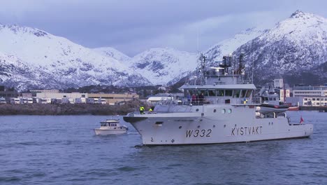 Un-Barco-De-La-Marina-Noruega-Se-Dirige-Hacia-El-Mar