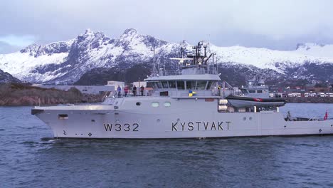 Un-Barco-De-La-Marina-Noruega-Se-Dirige-Hacia-El-Mar-1