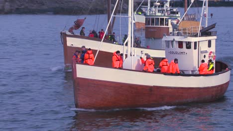 Eine-Große-Flotte-Traditioneller-Kommerzieller-Fischerboote-Fährt-Auf-Den-Lofoten-Ins-Norwegenmeer-3