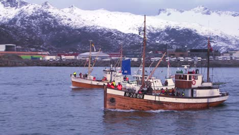 Una-Gran-Flota-De-Barcos-De-Pesca-Comerciales-Tradicionales-Navega-Hacia-El-Mar-Desde-Noruega-En-Las-Islas-Lofoten